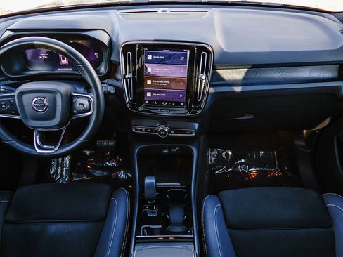 Used 2023 Volvo XC40 Recharge Plus image 13