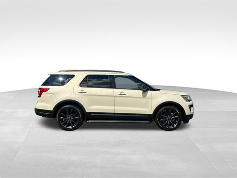 Used 2018 Ford Explorer XLT w/ Equipment Group 202A AWD/4WD image 6