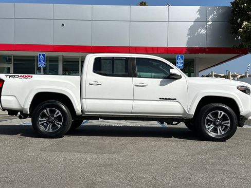 Used 2019 Toyota Tacoma TRD Sport w/ Technology Package AWD/4WD image 3