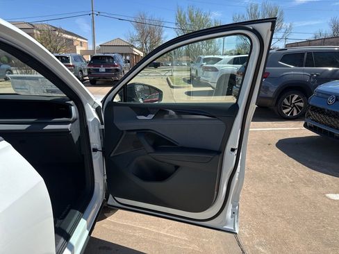 New 2026 Volkswagen Tiguan SE R-Line AWD/4WD image 18