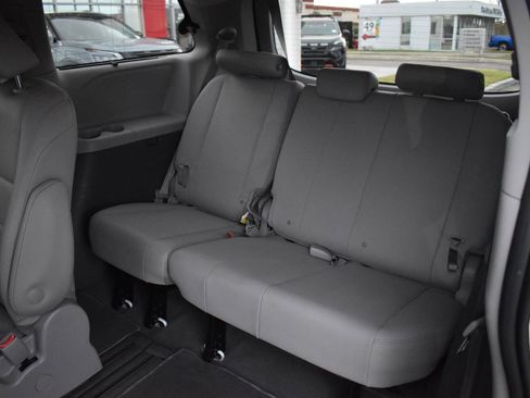 Used 2020 Toyota Sienna XLE image 38