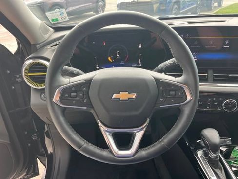 Used 2025 Chevrolet Trax LT w/ Driver Confidence Package FWD image 17