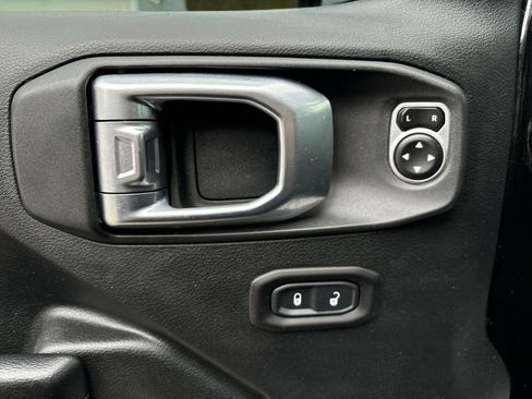 Used 2018 Jeep Wrangler Unlimited Sport S image 17