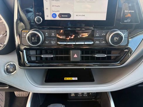 Used 2023 Toyota Highlander XLE image 16