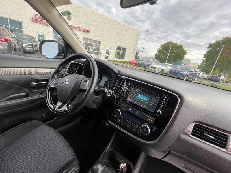Used 2016 Mitsubishi Outlander SE AWD/4WD image 5