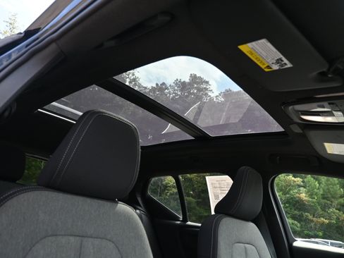 Used 2025 Volvo XC40 B5 Core image 15