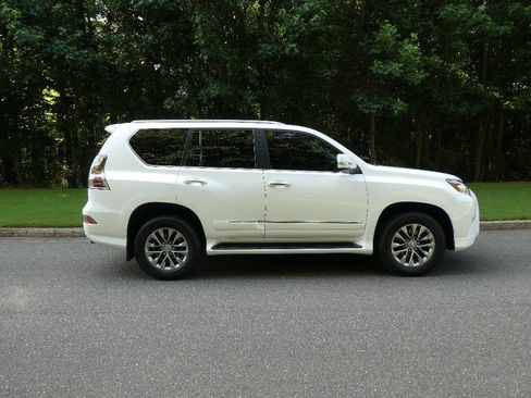 Used 2016 Lexus GX 460 Luxury w/ Preferred Accessory Package AWD/4WD image 35