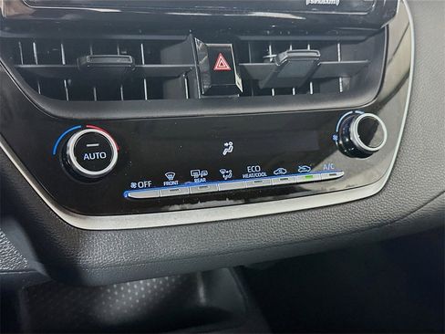 Used 2021 Toyota Corolla LE image 18