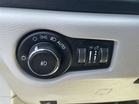 Used 2021 Chrysler Pacifica Touring-L image 9