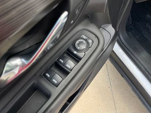 Used 2024 GMC Terrain SLE w/ Driver Convenience Package FWD image 11
