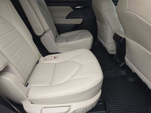 Used 2023 Toyota Highlander XLE image 14