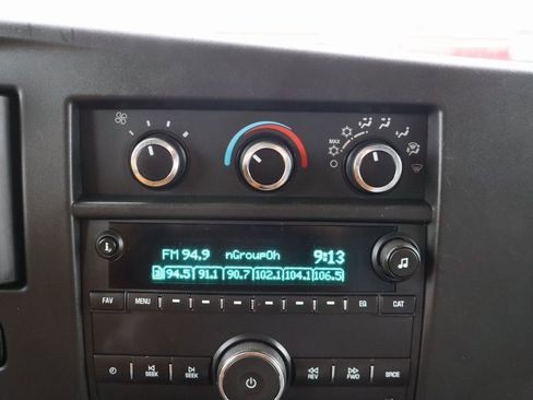 Used 2018 Chevrolet Express 2500 Extended image 12