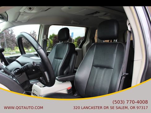 Used 2016 Chrysler Town & Country Touring image 12