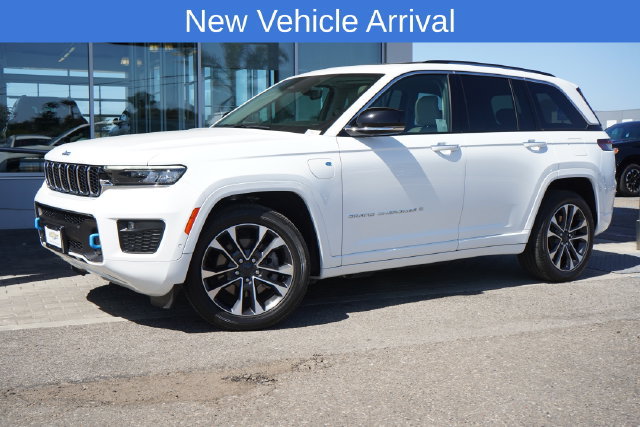 Used 2022 Jeep Grand Cherokee Overland w/ Luxury Tech Group IV AWD/4WD image 4