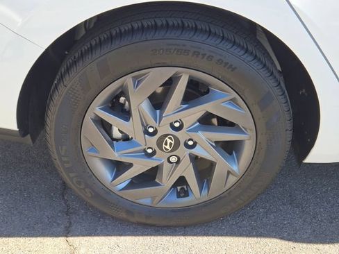 Used 2024 Hyundai Elantra Blue FWD image 12