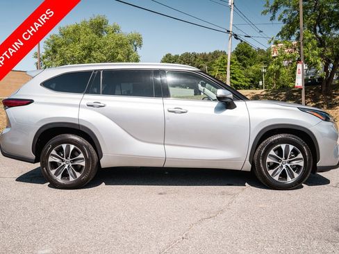 Used 2022 Toyota Highlander XLE FWD image 9