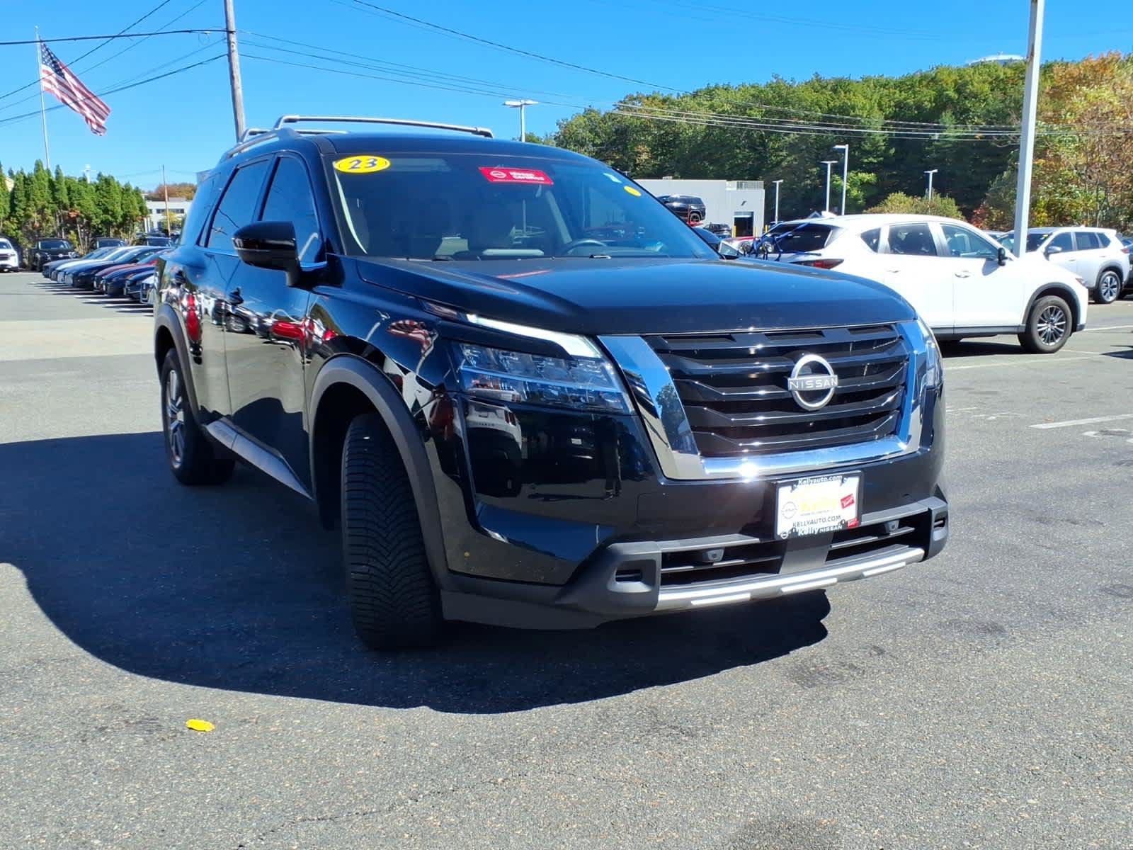 Used 2023 Nissan Pathfinder SL AWD/4WD image 3