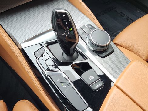 Used 2020 BMW 530e w/ M Sport Package image 22