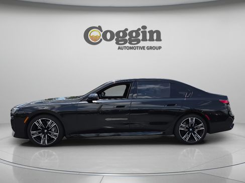 Used 2024 BMW 760i xDrive w/ Premium Package 2 AWD/4WD image 2