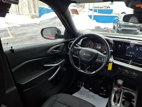 Used 2025 Chevrolet Trax RS w/ Sunroof Package image 14