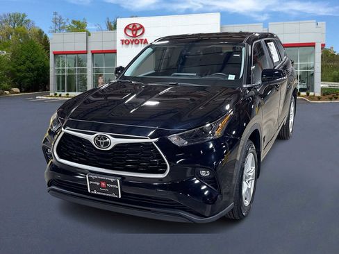 Used 2023 Toyota Highlander LE AWD/4WD image 1