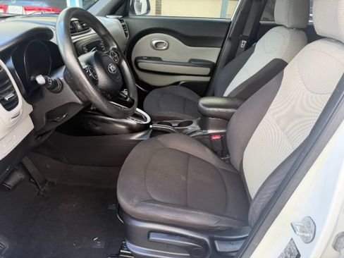 Used 2015 Kia Soul FWD image 10