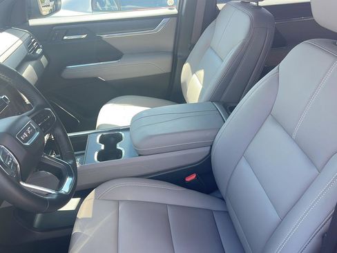 Used 2025 GMC Acadia Elevation w/ Elevation Premium Package FWD image 12