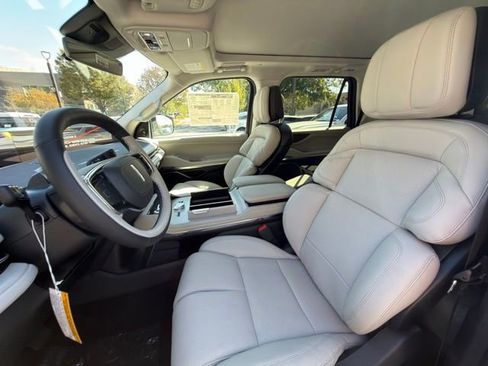 New 2025 Lincoln Navigator Reserve image 11