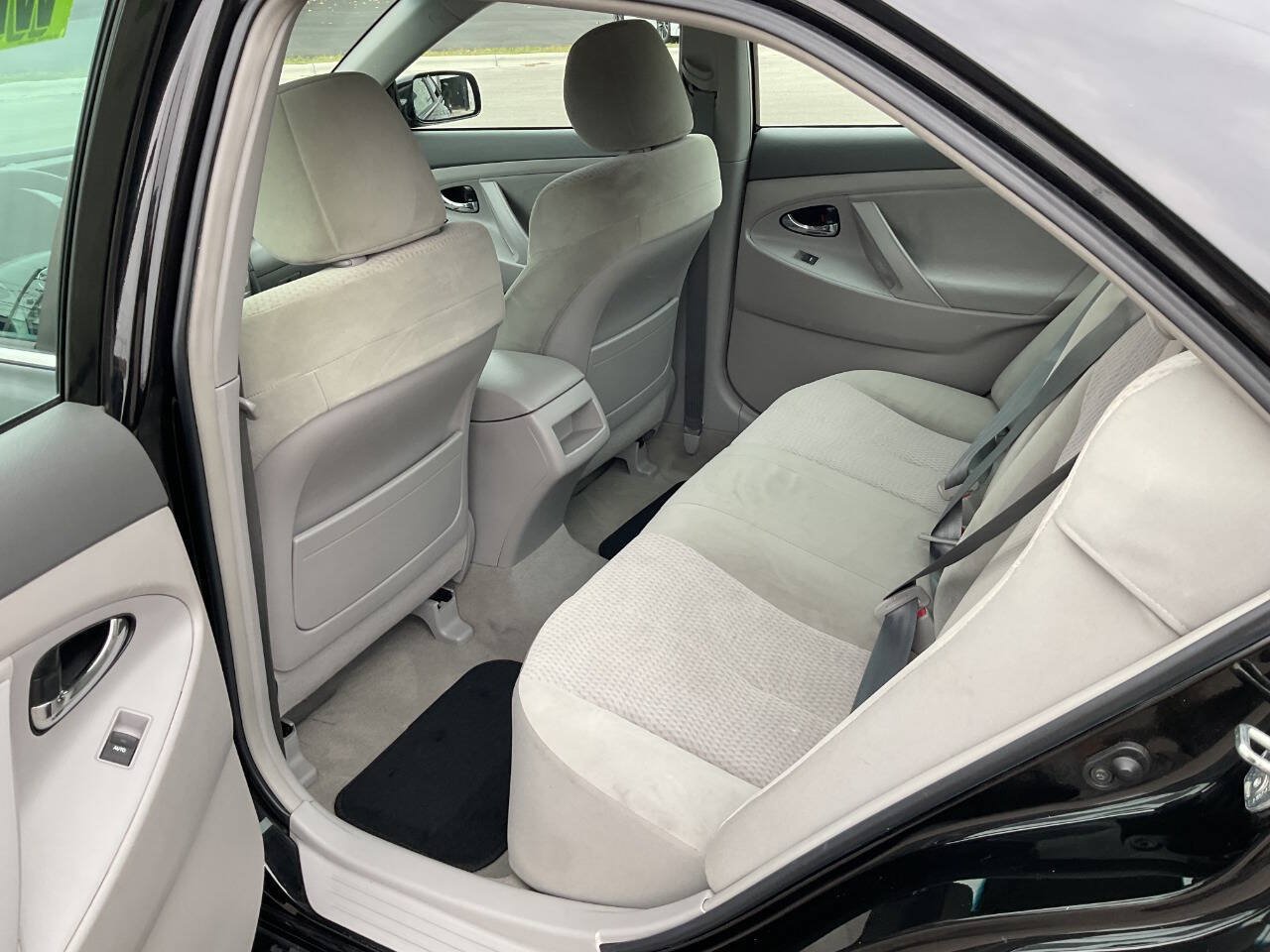 Used 2011 Toyota Camry LE FWD image 25