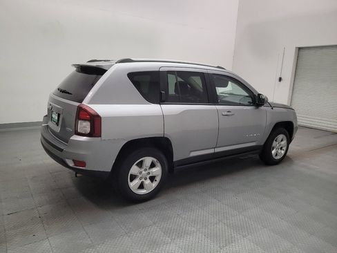 Used 2017 Jeep Compass Latitude FWD image 10