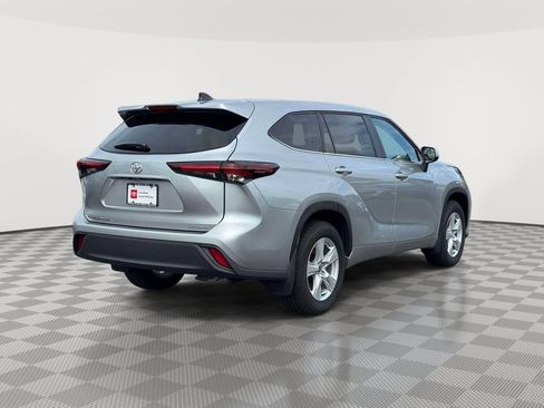 Used 2025 Toyota Highlander LE AWD/4WD image 7