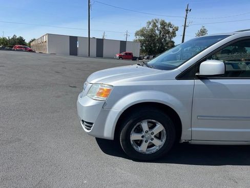 Used 2008 Dodge Grand Caravan SXT w/ Entertainment Group 2 FWD image 5