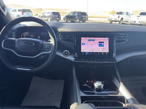 Used 2025 Jeep Wagoneer 4WD image 14