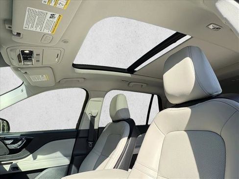 Used 2025 Lincoln Aviator AWD image 11