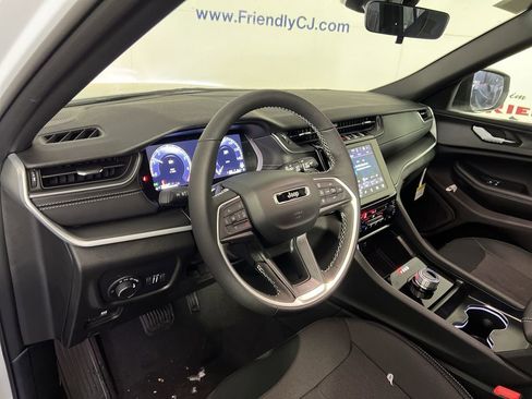 New 2025 Jeep Grand Cherokee Laredo w/ Luxury Tech Group I image 14