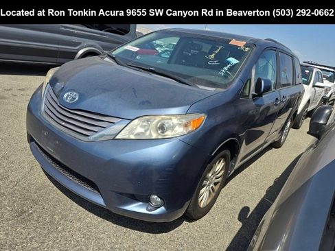 Used 2017 Toyota Sienna XLE FWD image 3