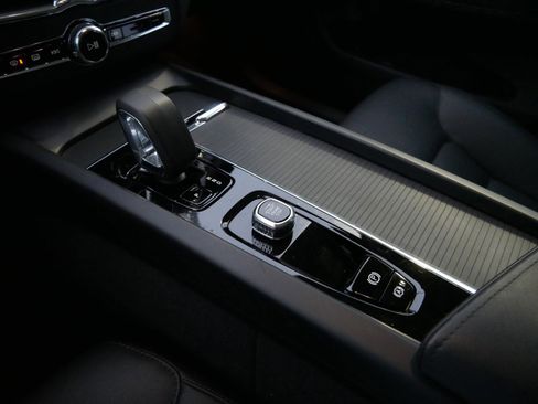 Certified 2025 Volvo XC60 B5 Core image 18