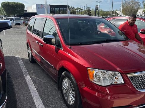 Used 2014 Chrysler Town & Country Limited w/ Luxury Group image 2