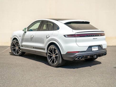 Certified 2025 Porsche Cayenne E-Hybrid Coupe AWD/4WD image 3