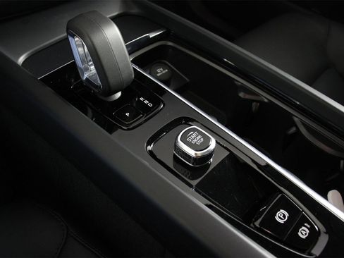 Certified 2025 Volvo XC60 B5 Core image 15