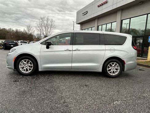 Used 2024 Chrysler Pacifica Touring-L image 4