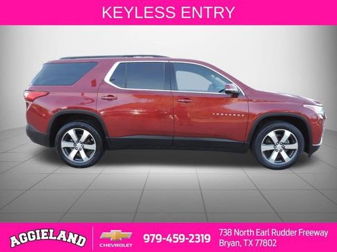 Used 2020 Chevrolet Traverse LT w/ LT Premium Package image 2
