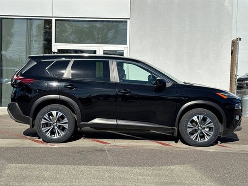 Used 2023 Nissan Rogue SV image 3