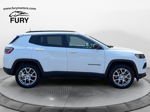Used 2023 Jeep Compass Latitude AWD/4WD image 2
