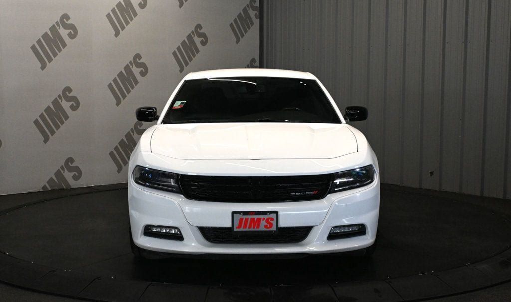 Used 2017 Dodge Charger SXT RWD image 2