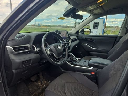 Used 2024 Toyota Highlander LE FWD image 10