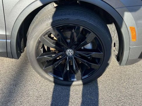 Certified 2021 Volkswagen Tiguan SE R-Line image 9