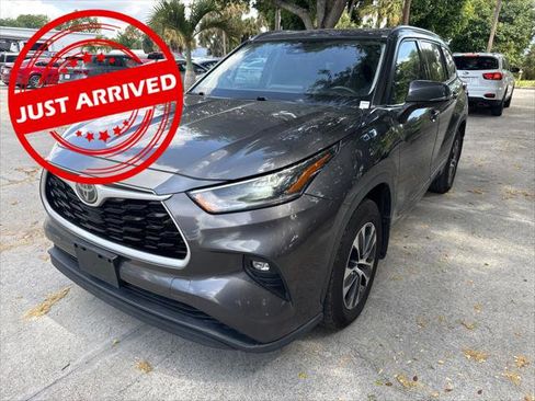 Used 2021 Toyota Highlander XLE AWD/4WD image 1