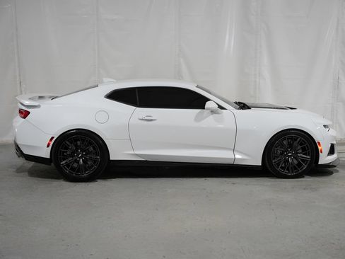Used 2018 Chevrolet Camaro ZL1 RWD image 7