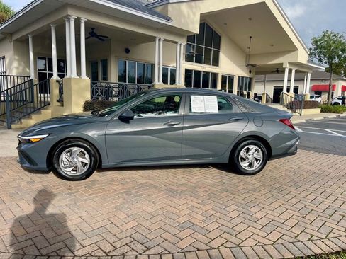 Used 2025 Hyundai Elantra SE image 2